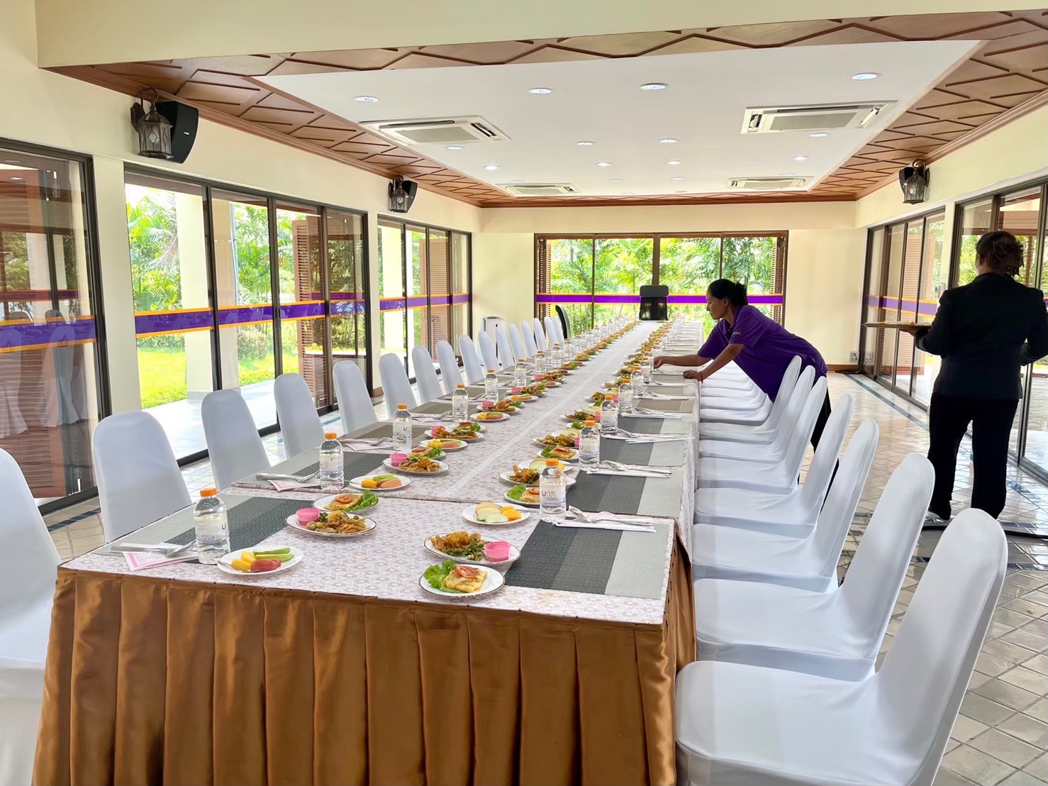 รับรองแขก